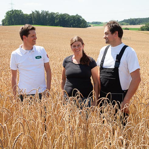 Frank Schubert bespricht die Dinkel-Ernte mit Marquardts.