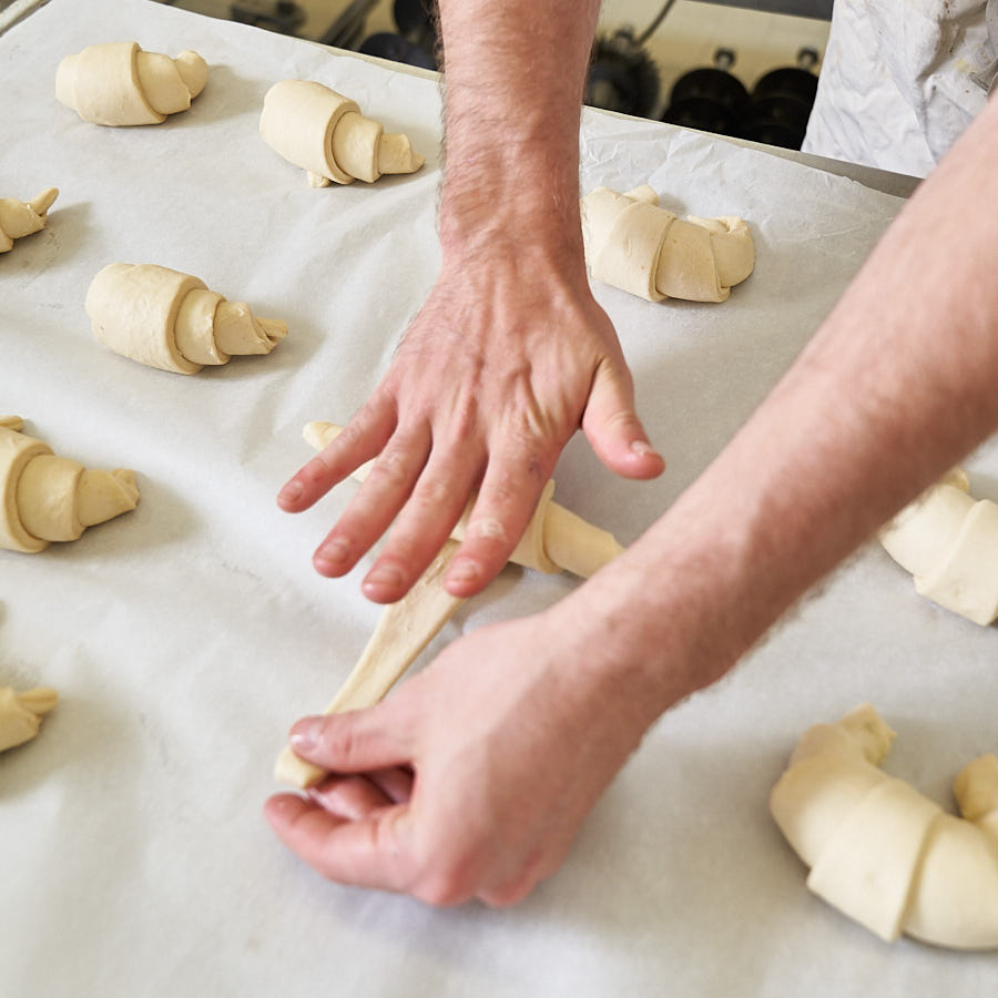 Handwerklich produzierte Croissants werden gerollt