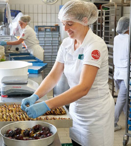 Hier wird leckerer Zwetschgendatschi gebacken