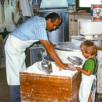 Uropa Leopold mit Enkel Frank Mitte der 70er