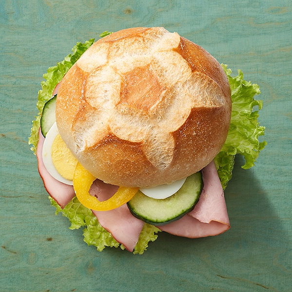 Weizensemmel mit Schinken