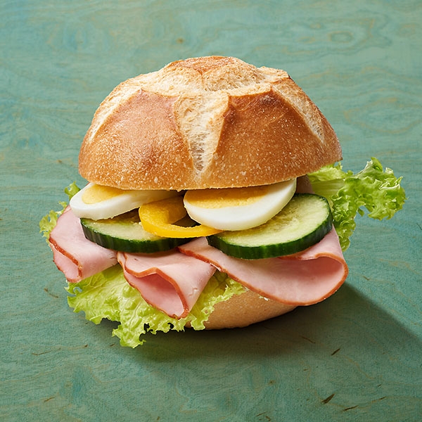 Weizensemmel mit Schinken