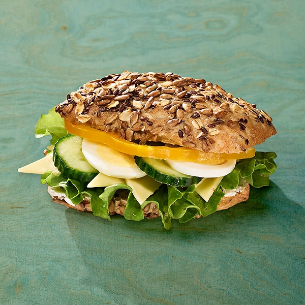 Körnersemmel mit Käse Körnersemmel mit Käse