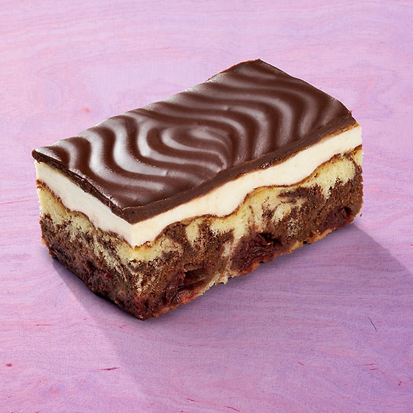 Rührteigkuchen mit Kirschen und Buttercreme Rührteigkuchen mit Kirschen und Buttercreme