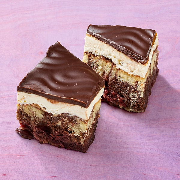 Rührteigkuchen mit Kirschen und Buttercreme Rührteigkuchen mit Kirschen und Buttercreme