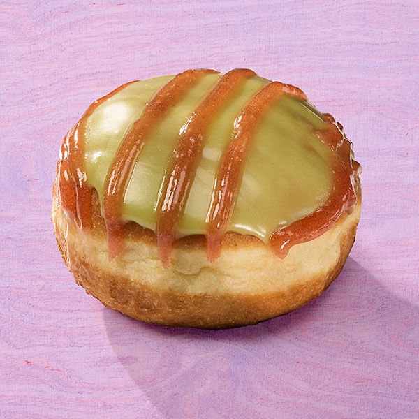 veganes Hefeteiggebäck mit grünem Tee Pudding und Erdbeermarmelade