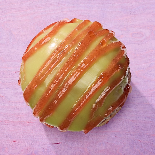 veganes Hefeteiggebäck mit grünem Tee Pudding und Erdbeermarmelade