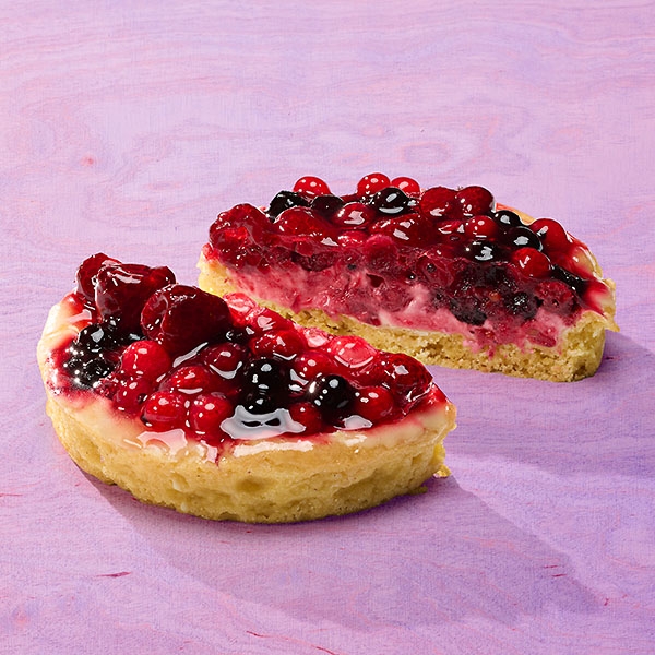 Mürbeteiggebäck mit Frischkäse-Cremefüllung und Beerenmischung