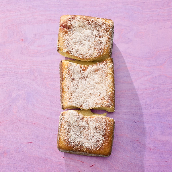 Hefeteiggebäck mit Zwetschgenfüllung