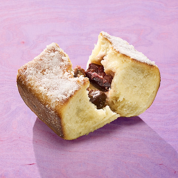 Hefeteiggebäck mit Zwetschgenfüllung