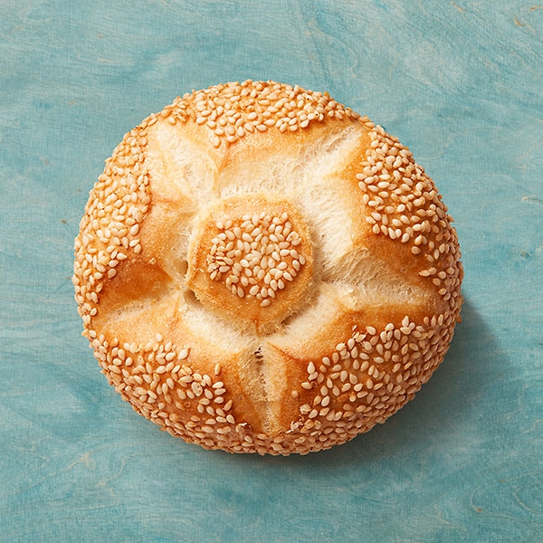 Weizenbrötchen mit Sesam Weizenbrötchen mit Sesam