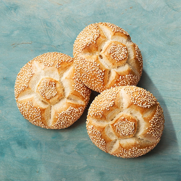 Weizenbrötchen mit Sesam Weizenbrötchen mit Sesam