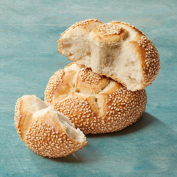 Weizenbrötchen mit Sesam Weizenbrötchen mit Sesam