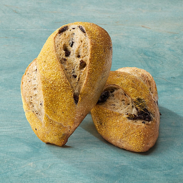 Weizenbrötchen mit Oliven Weizenbrötchen mit Oliven