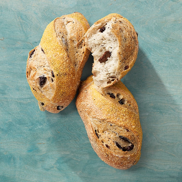 Weizenbrötchen mit Oliven Weizenbrötchen mit Oliven