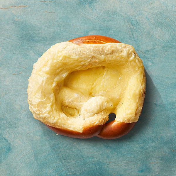 Laugenbrezel mit Käse überbacken Laugenbrezel mit Käse überbacken