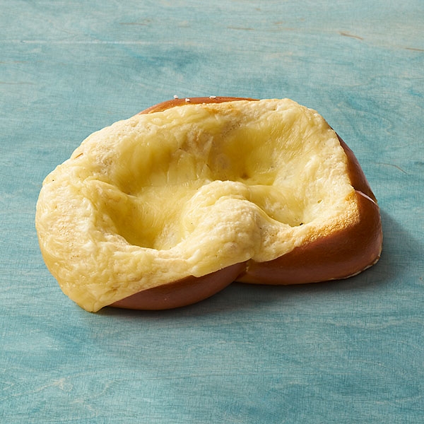 Laugenbrezel mit Käse überbacken Laugenbrezel mit Käse überbacken