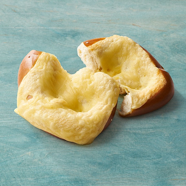 Laugenbrezel mit Käse überbacken Laugenbrezel mit Käse überbacken