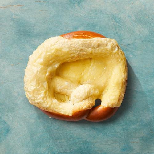Laugenbrezel mit K&auml;se &uuml;berbacken