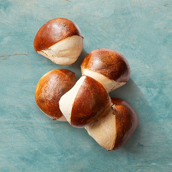 Weizenbrötchen gelaugt Weizenbrötchen gelaugt