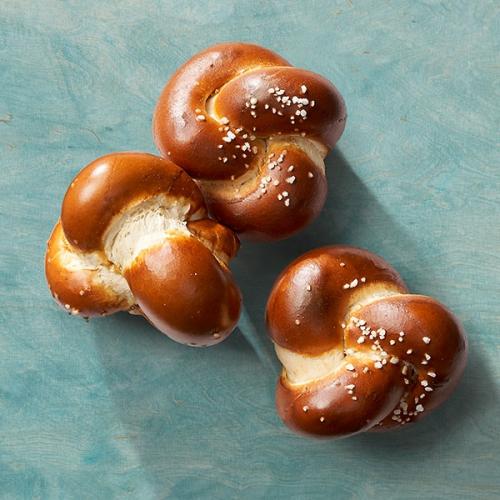 Dinkelbrötchen gelaugt