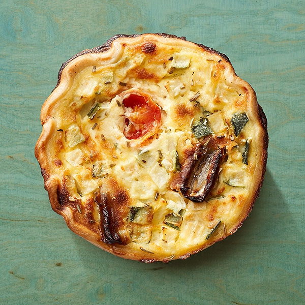 Dinkelgebäck mit Ziegenkäse-Dattel-Füllung