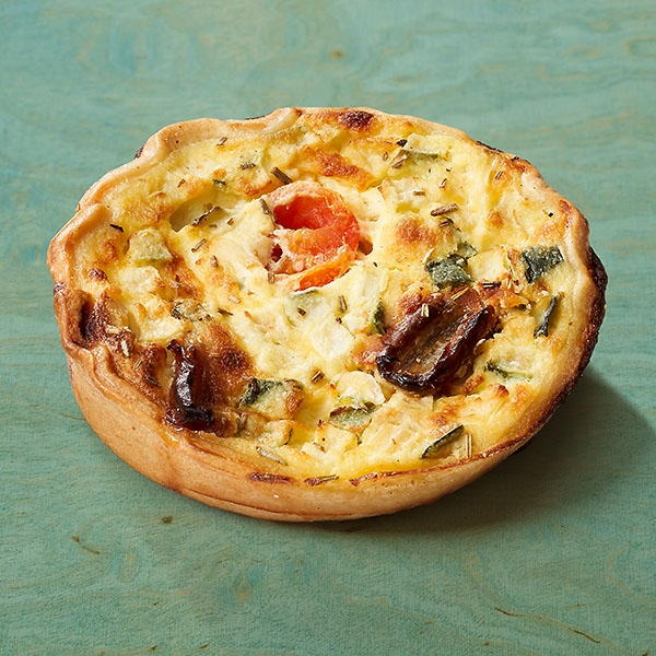 Dinkelgebäck mit Ziegenkäse-Dattel-Füllung