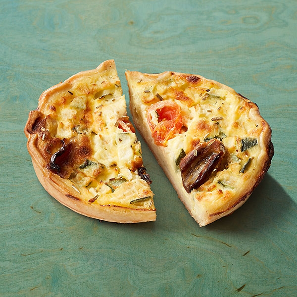 Dinkelgebäck mit Ziegenkäse-Dattel-Füllung