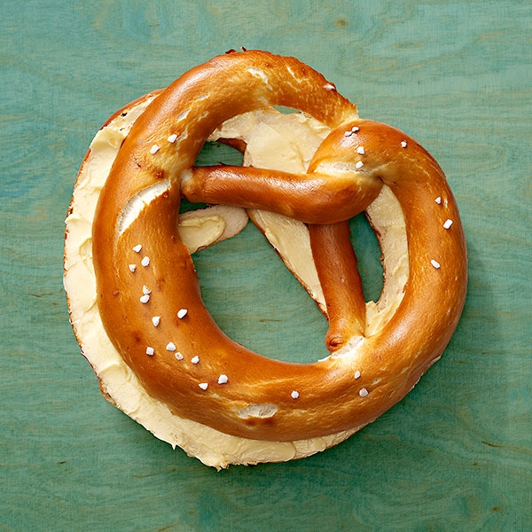 Weizenlaugenbrezel mit Butterfüllung Weizenlaugenbrezel mit Butterfüllung