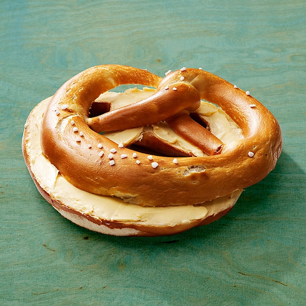 Weizenlaugenbrezel mit Butterfüllung Weizenlaugenbrezel mit Butterfüllung