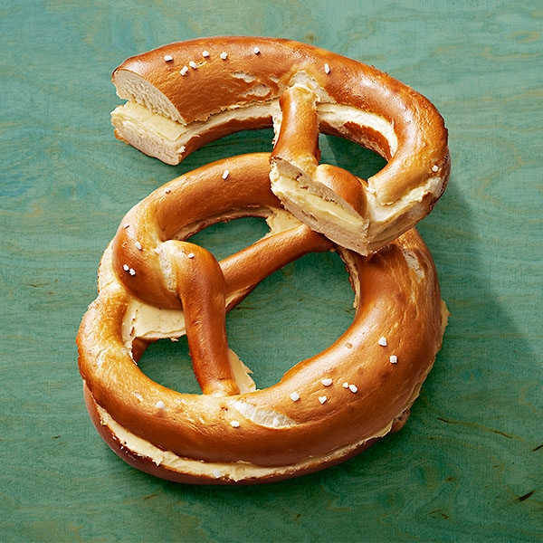 Weizenlaugenbrezel mit Butterfüllung Weizenlaugenbrezel mit Butterfüllung