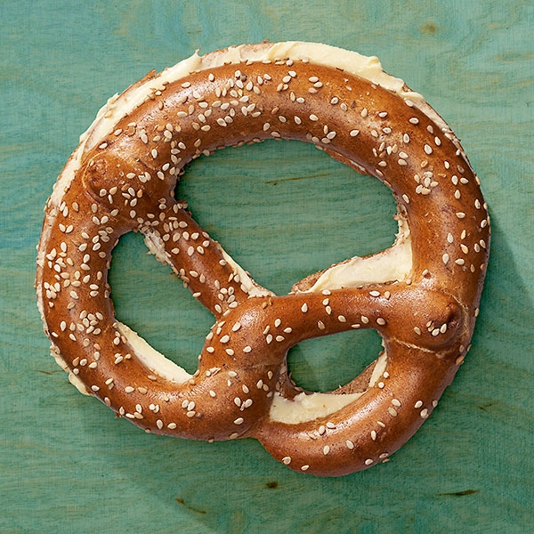 Dinkelvollkorn Laugenbrezel mit Butterfüllung Dinkelvollkorn Laugenbrezel mit Butterfüllung