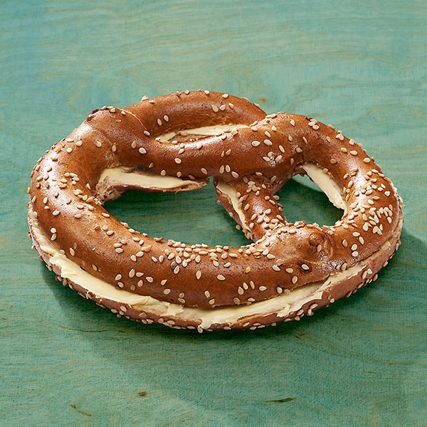 Dinkelvollkorn Laugenbrezel mit Butterfüllung Dinkelvollkorn Laugenbrezel mit Butterfüllung