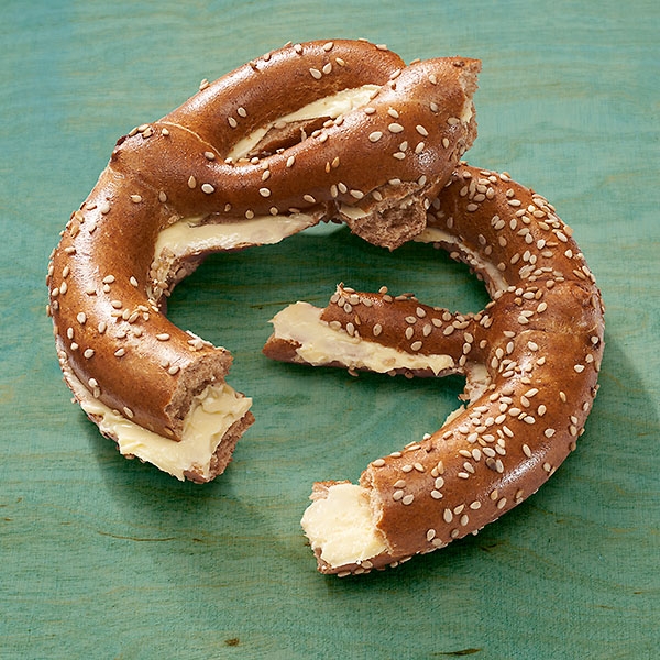 Dinkelvollkorn Laugenbrezel mit Butterfüllung Dinkelvollkorn Laugenbrezel mit Butterfüllung