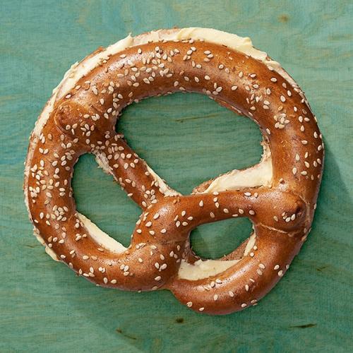 Dinkelvollkorn Laugenbrezel mit Butterf&uuml;llung