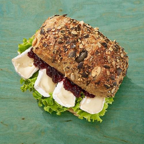 K&uuml;rbiskernsemmel mit Camembert
