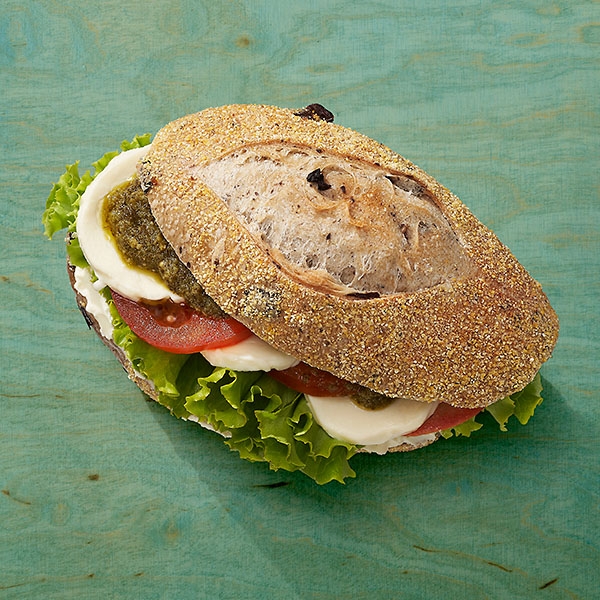 Olivenbrötchen mit Tomate-Mozzarella Olivenbrötchen mit Tomate-Mozzarella