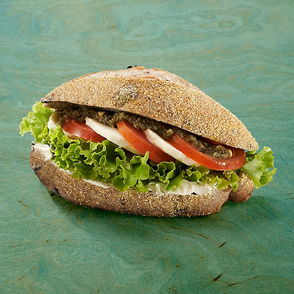 Olivenbrötchen mit Tomate-Mozzarella