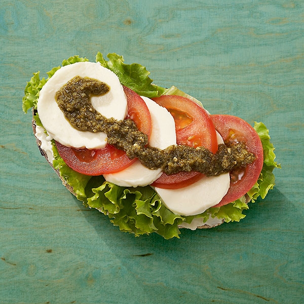 Olivenbrötchen mit Tomate-Mozzarella Olivenbrötchen mit Tomate-Mozzarella