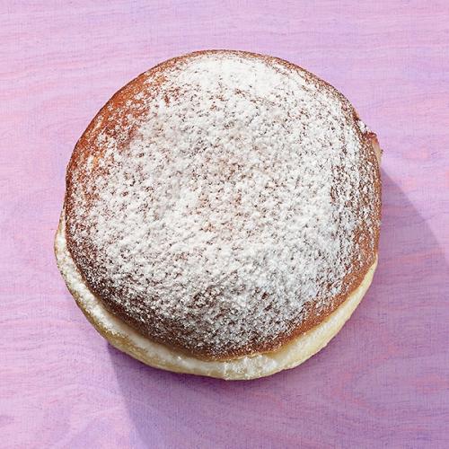 veganes Hefeteiggeb&auml;ck mit Johannisbeer-Himbeerkonfit&uuml;ref&uuml;llung