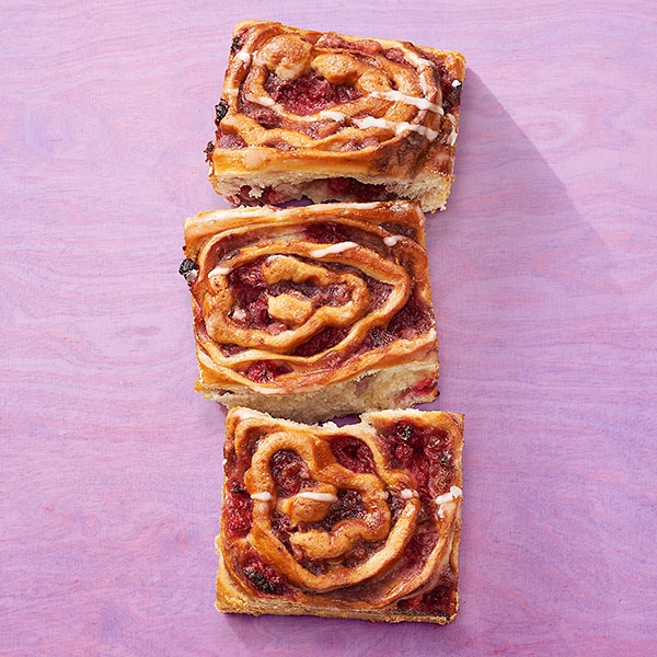 veganes Hefeteiggebäck mit Himbeer-Johannisbeere-Füllung veganes Hefeteiggebäck mit Himbeer-Johannisbeere-Füllung