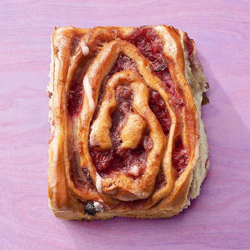 veganes Hefeteiggebäck mit Himbeer-Johannisbeere-Füllung