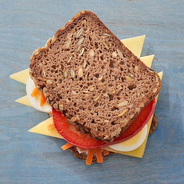 glutenfreies Brot mit Käse belegt glutenfreies Brot mit Käse belegt