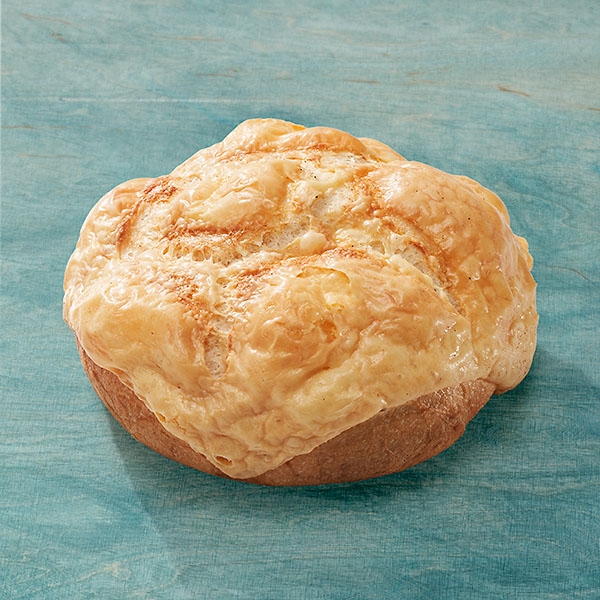 Weizenbrötchen mit Käse überbacken