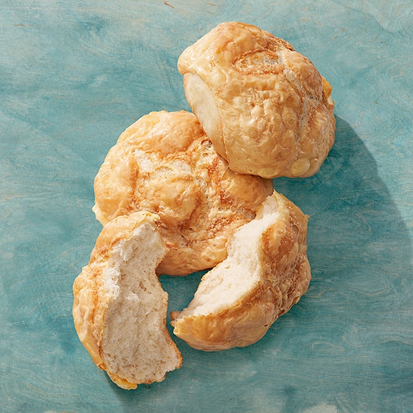 Weizenbrötchen mit Käse überbacken