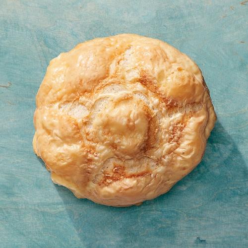 Weizenbrötchen mit Käse überbacken