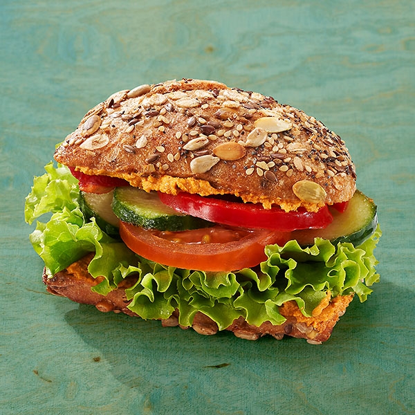 Roggen-Dinkel-Körnersemmel mit Tomaten-Kräuter-Aufstrich Roggen-Dinkel-Körnersemmel mit Tomaten-Kräuter-Aufstrich
