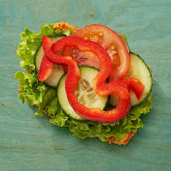 Roggen-Dinkel-Körnersemmel mit Tomaten-Kräuter-Aufstrich Roggen-Dinkel-Körnersemmel mit Tomaten-Kräuter-Aufstrich