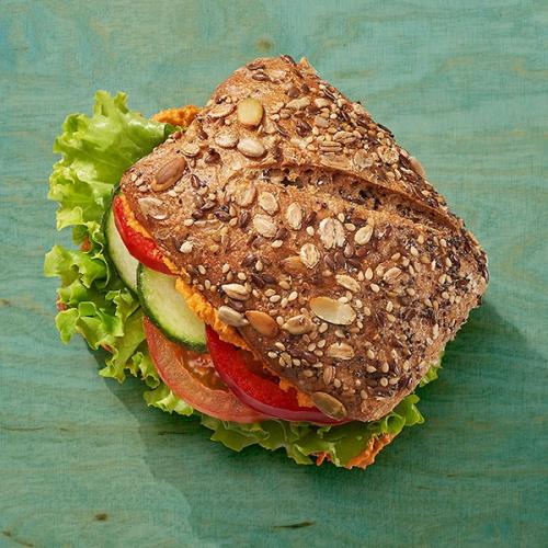 Roggen-Dinkel-K&ouml;rnersemmel mit Tomaten-Kr&auml;uter-Aufstrich