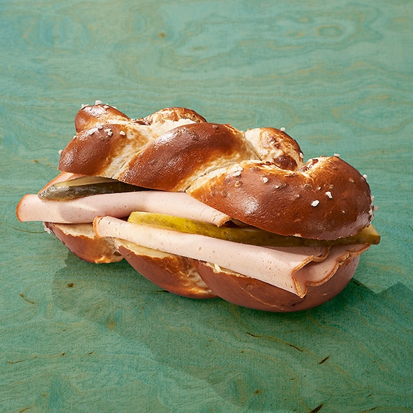 Laugengebäck mit Leberkäse